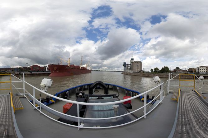 Photographie panoramique prise à bord d'un remorqueur sur la rivière Richelieu permettant de voir les élévateurs à grain non loin du fleuve Saint-Laurent.