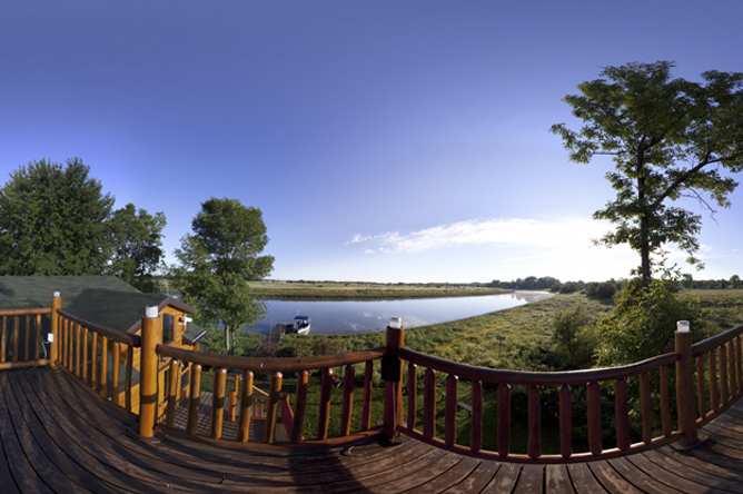 Photographie panoramique prise du haut de la tour du parc écologique de l'Anse du Port avec vue sur le fleuve