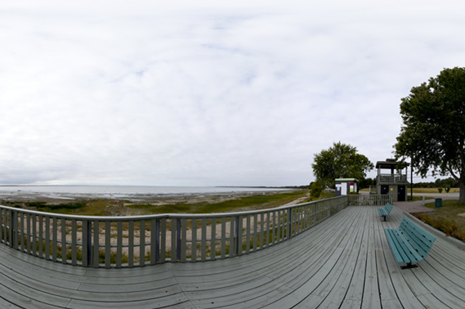 Panoramic photograph showing the vastness of Lake Saint-Pierre and different views of a park along the lake.