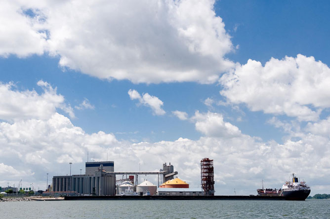 Installations portuaires de Sorel-Tracy vues du fleuve Saint-Laurent