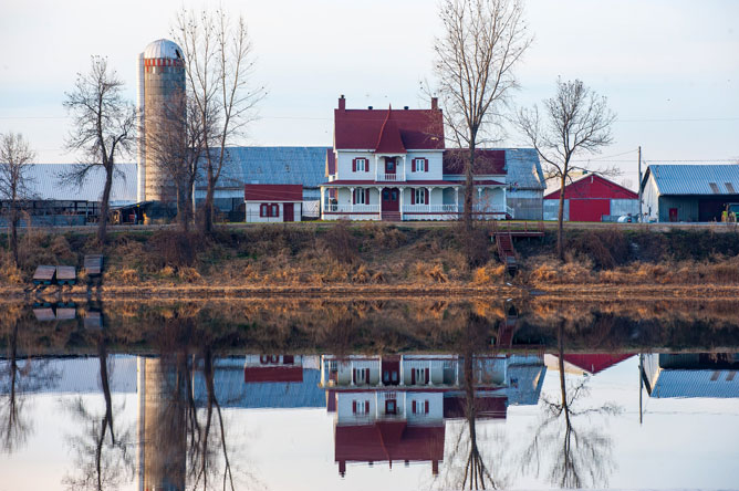 Magnifique maison rouge et blanche et bâtiments de ferme sur l'Île aux Castors