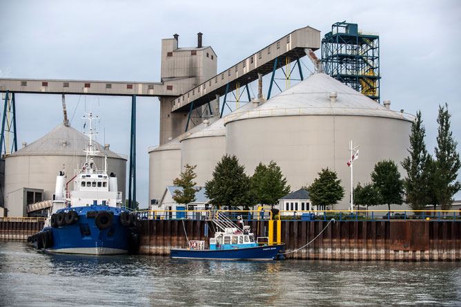 Bateaux de la Garde côtière canadienne dans le bassin Lanctôt à Sorel-Tracy avec les immenses silos à grains en arrière-plan