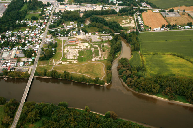 On voit la couleur brune de l'eau sur cette photographie aérienne de l'embouchure de la rivière Bayonne vis-à-vis de l'Île aux Castors.