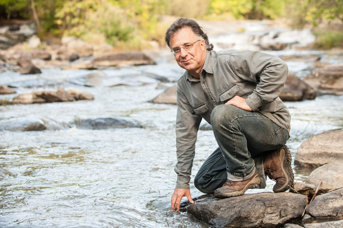 Jean-Pierre Gagnon près de la rivière Bayonne