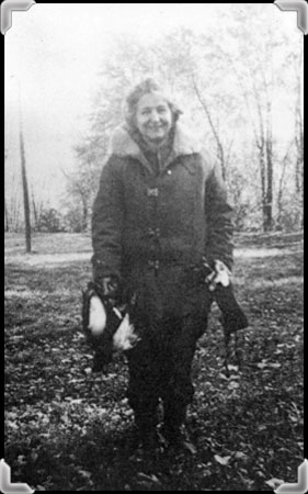 Writer Germaine Guèvremont holding ducks in her hands.