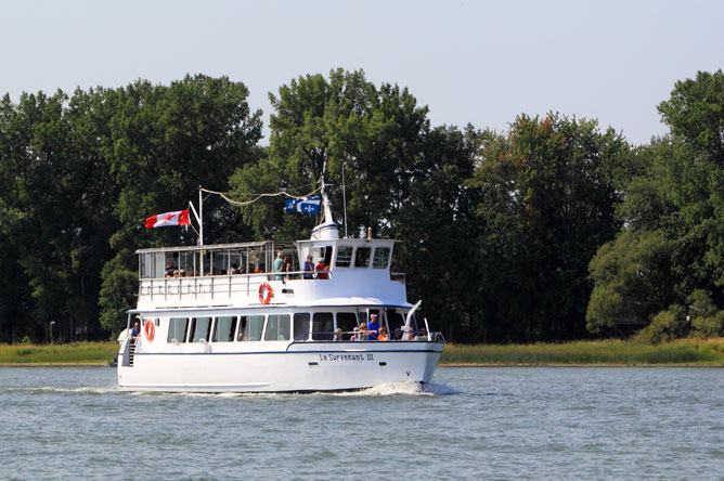 Bateau de croisière « Le Survenant III » naviguant sur un chenal.