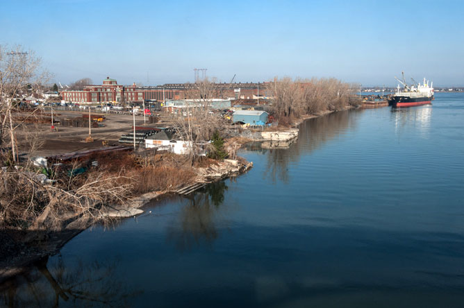  Édifices anciennement occupés par Sorel Industries Limited situés sur la rive gauche de la rivière Richelieu.