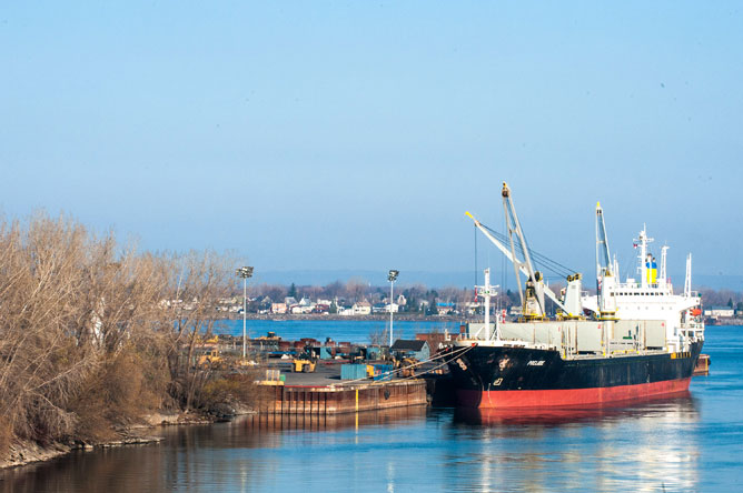 Ship docked at a wharf on the Richelieu