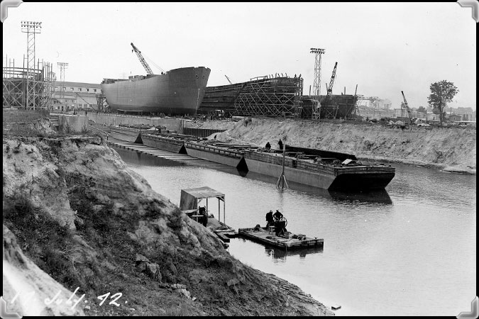 Photo en noir et blanc du chantier naval de Marine Industries Limited près de la rive de la rivière Richelieu.