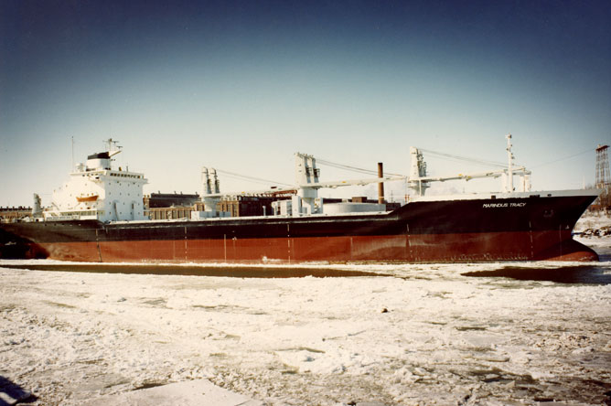 The container ship 'Marindus Tracy' sailing on the Richelieu.