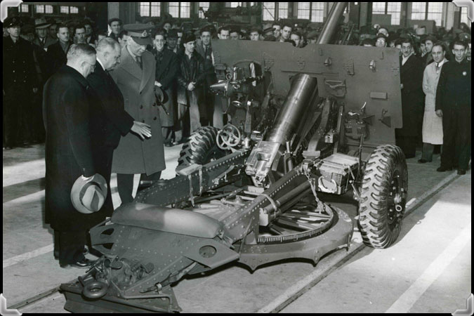  Édouard Simard montrant au ministre fédéral de la justice et au Gouverneur général du Canada un canon produit à Sorel Industries Limited.