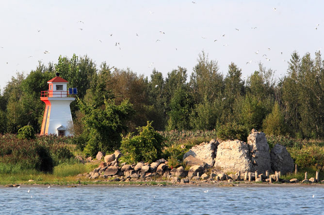 Red and white lighthouse on Île de Grâce