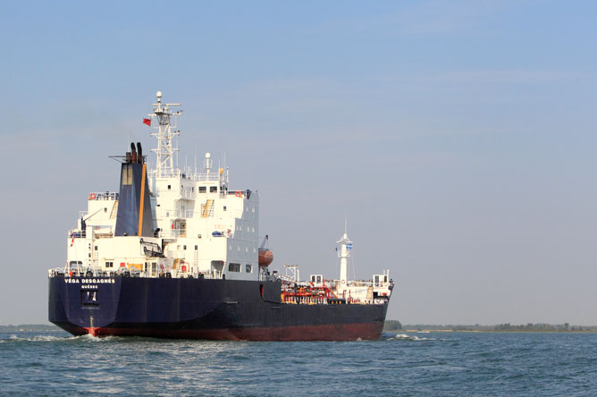 Navire commercial se déplaçant dans le chenal de navigation du fleuve Saint-Laurent.