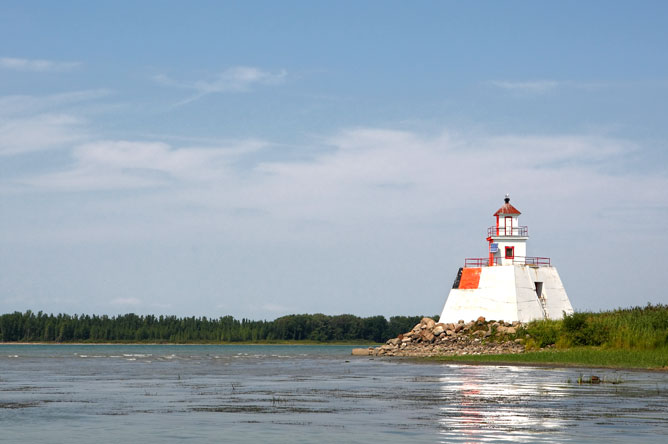 Lighthouse on the upstream end of Île du Moine