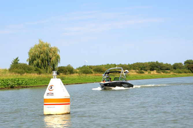 White and yellow buoy indicating the speed limit in the Chenal de Île du Moine.