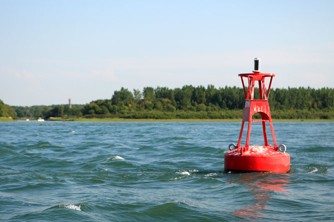 Bouée rouge dans le chenal de navigation
