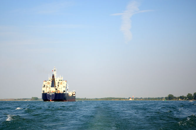  Navire empruntant le chenal de navigation en direction du lac Saint-Pierre.