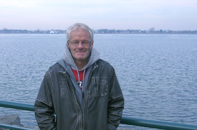 Man in front of the St. Lawrence, by Regard-sur-le-Fleuve park