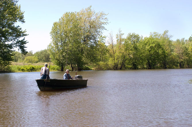 Deux pêcheurs dans leur chaloupe sur un chenal de l'archipel du lac Saint-Pierre