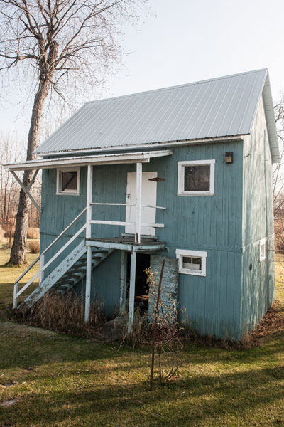 Vieux bâtiment à deux étages à l'Île d'Embarras