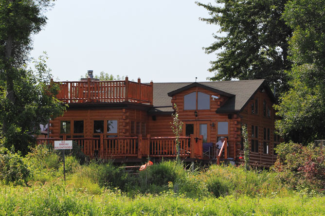 Spacious wooden cabin on Île Bibeau
