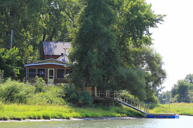  Chalet ayant appartenu à la romancière Germaine Guèvremont à l'Îlette au Pé.