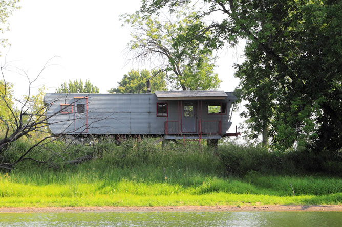 Trailer on stilts 