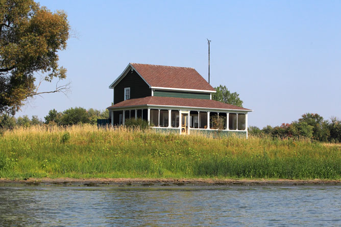 Cabin equipped with a wind turbine