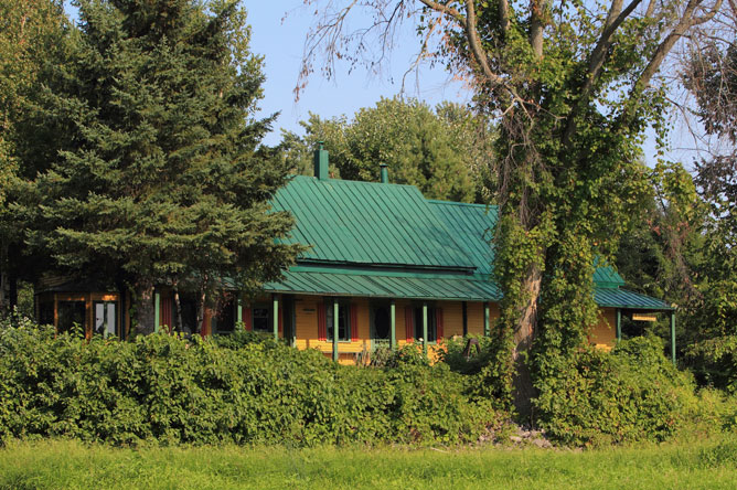 Superbe chalet jaune et vert