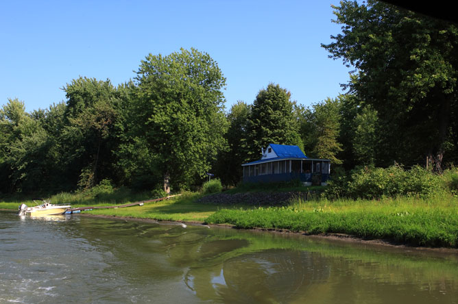 Chalet au toit bleu sur une île de l'archipel