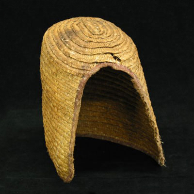 Chapeau d'apiculteur datant du début du XXe siècle en coton, paille et lin.