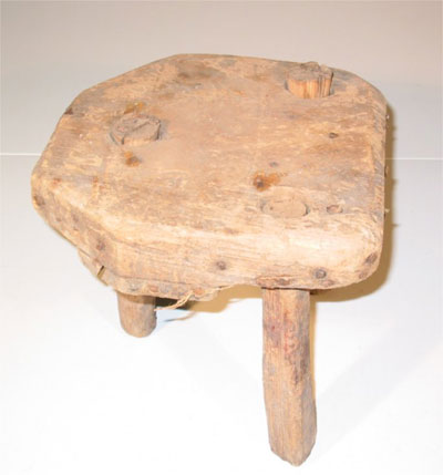 Tabouret en bois servant autrefois lors de la traite des animaux.