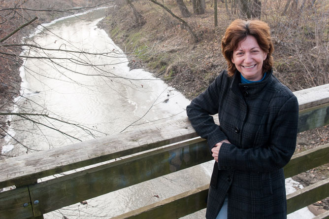 Louise Corriveau sur un petit pont au-dessus de la rivière du Loup