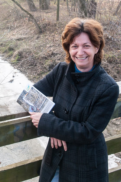 Louise Corriveau presents the educational kit on wildlife habitats.