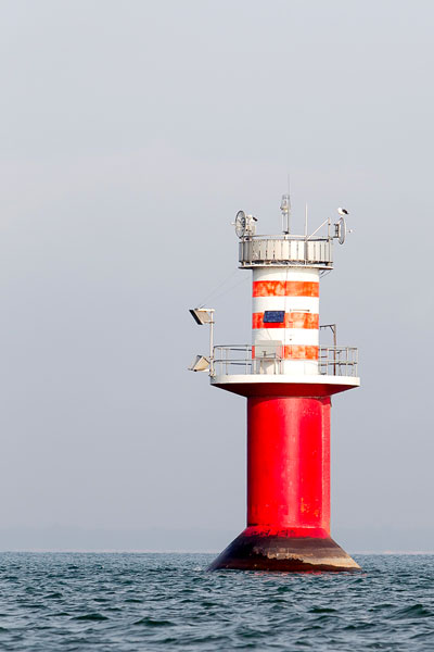 Phare rouge et blanc au milieu du lac Saint-Pierre