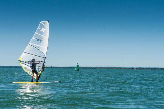 Un homme sur sa planche à voile au lac Saint-Pierre