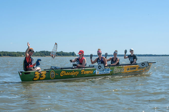 Five women in a racing boat on Lake Saint-Pierre