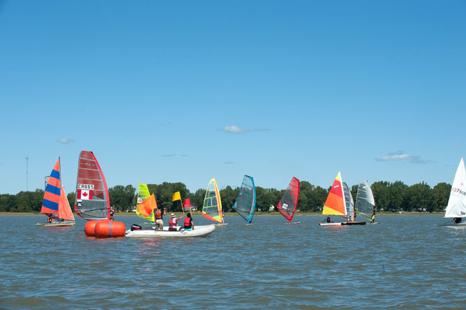 Plusieurs planches à voile multicolores sur le lac Saint-Pierre