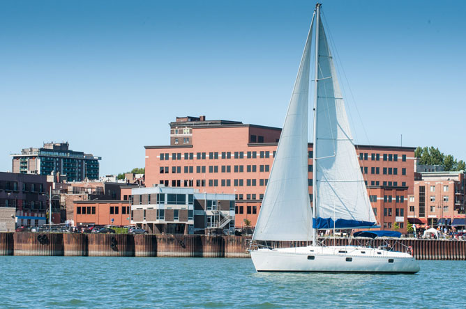 White sailboat on the St. Lawrence, in front of Trois-Rivières