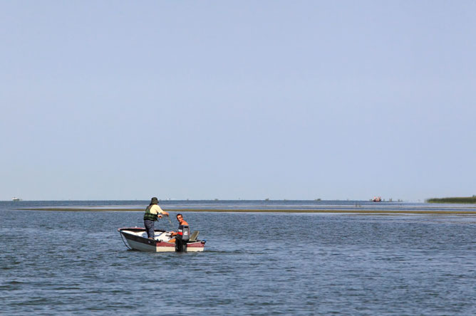 Two fishermen in a boat on Lake Saint-Pierre