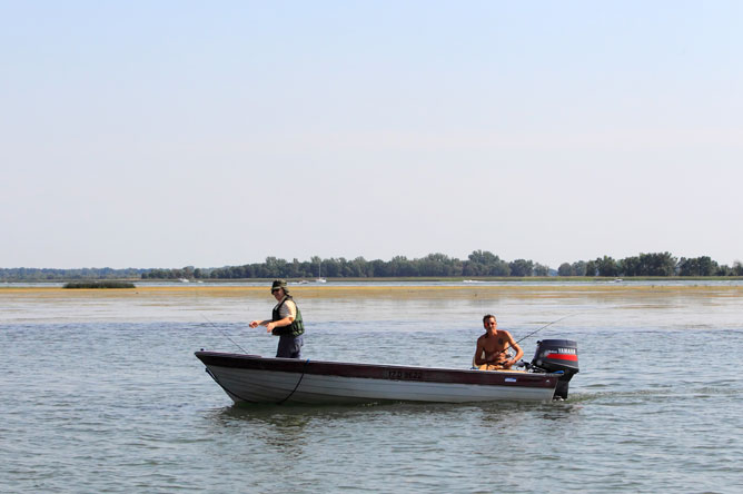 Deux pêcheurs dans leur embarcation sur le lac Saint-Pierre en vue rapprochée