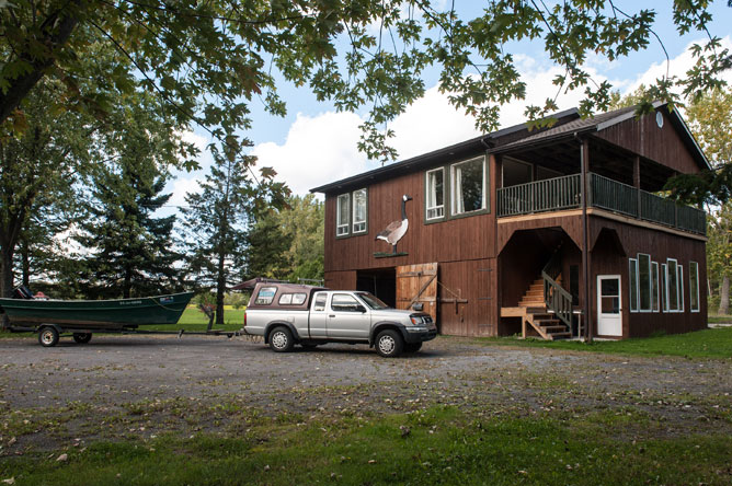 Chalet de la Pourvoirie Domaine du Lac St-Pierre près de la rivière du Loup.