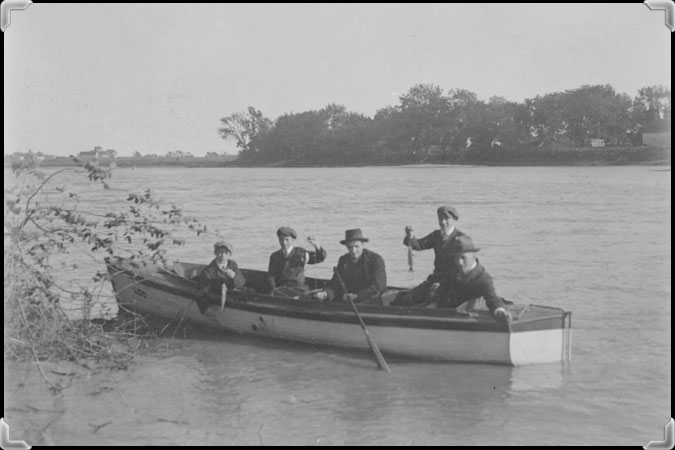 Cinq personnes dans une chaloupe qui pêchent.