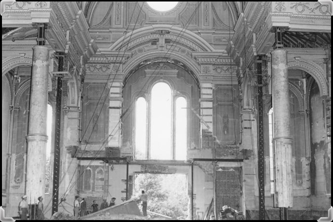 Des hommes démontant la voûte de la cathédrale de Nicolet en 1955