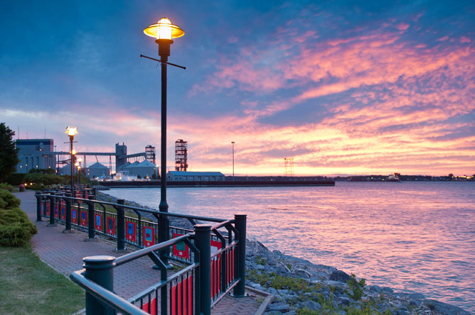 Coucher de soleil sur le fleuve Saint-Laurent vu à partir du parc Regard-sur-le-Fleuve