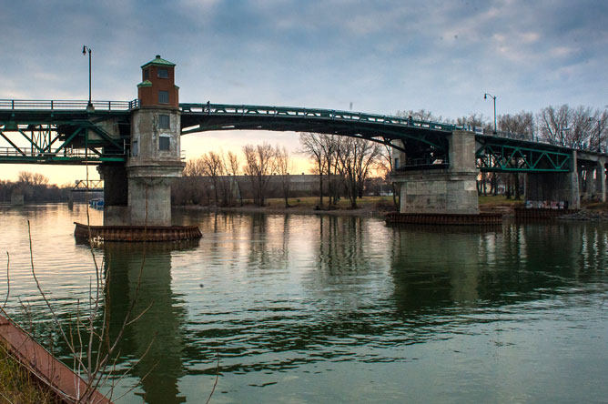 Vue sur le pont Turcotte à partir de la rive droite de la rivière Richelieu