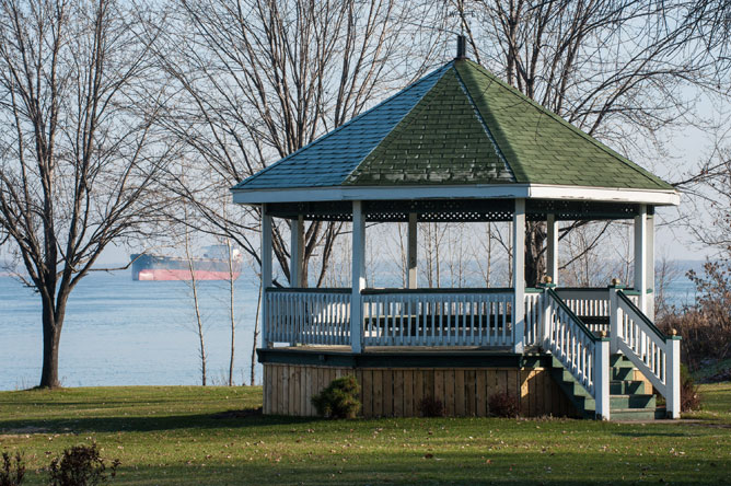 Kiosque au Parc de la Pointe-aux-Pins et navire commercial sur le fleuve