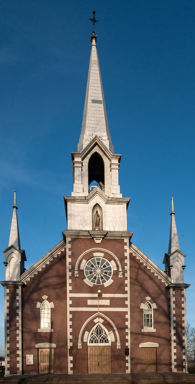 L'église de l'Île Dupas en briques rouges construite en 1852