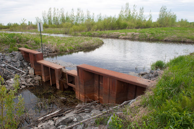 Structure en métal servant au contrôle du niveau de l'eau