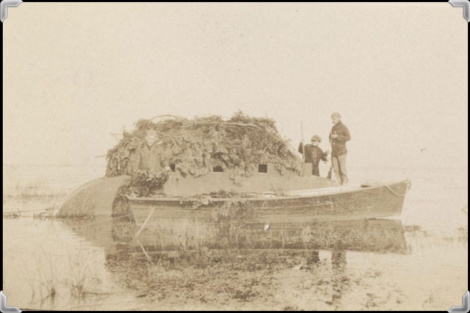 Deux hommes près de leur cache vers 1920.